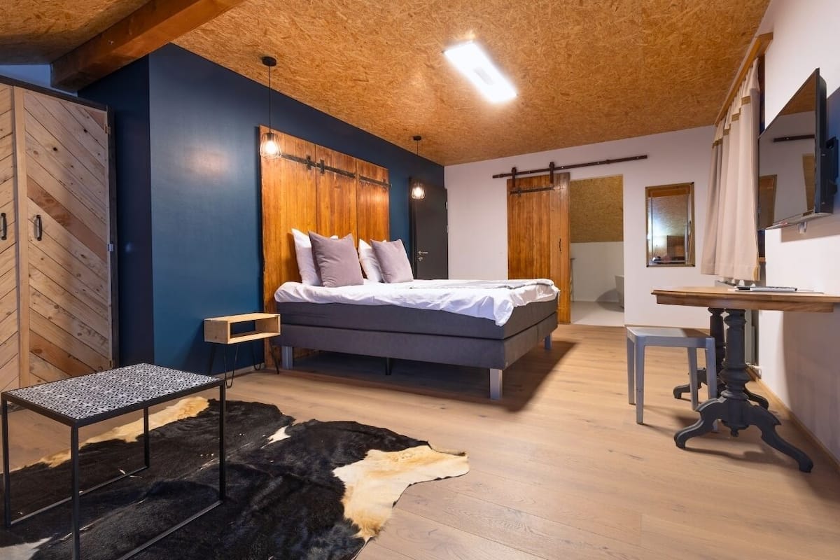 Quarto casal luxo, para não fumantes | 1 quarto, roupas de cama premium, camas Select Comfort, escrivaninha