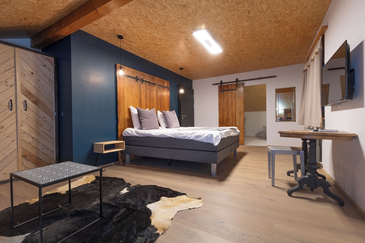 Deluxe Double Room, Non Smoking | 1 bedroom, premium bedding, Select Comfort beds, individually decorated