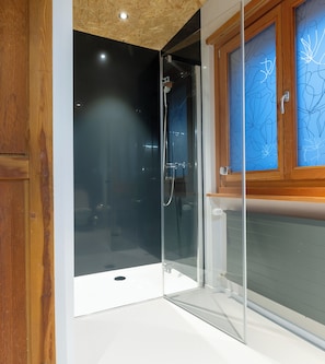 Deluxe Double Room, Non Smoking | Bathroom | Hair dryer, towels, soap, shampoo