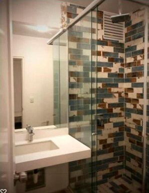 Een douche, een regendouche, gratis toiletartikelen, een haardroger