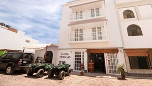 Un edificio de dos plantas con un letrero que dice "CASA PARACAS".