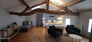 Phòng tiện nghi đơn giản, không hút thuốc, quang cảnh vườn (Le Ferret) | Bộ đồ giường cao cấp, nệm có lớp đệm bông, trang trí khác biệt 