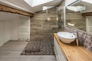 Comfort Double Room (La Bardanne) | Bathroom | Shower, rainfall showerhead, free toiletries, hair dryer - La Vigneraie de Laura (Sainte-Colombe)