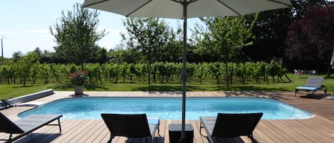 Außenpool (je nach Saison geöffnet), Sonnenschirme, Liegestühle