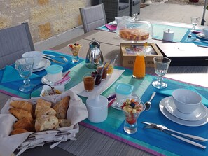 Free daily continental breakfast - La Vigneraie de Laura (Sainte-Colombe)