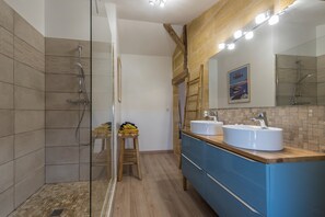 Comfort kamer, niet-roken, uitzicht op tuin (Le Ferret) | Badkamer | Een douche, een regendouche, gratis toiletartikelen, een haardroger