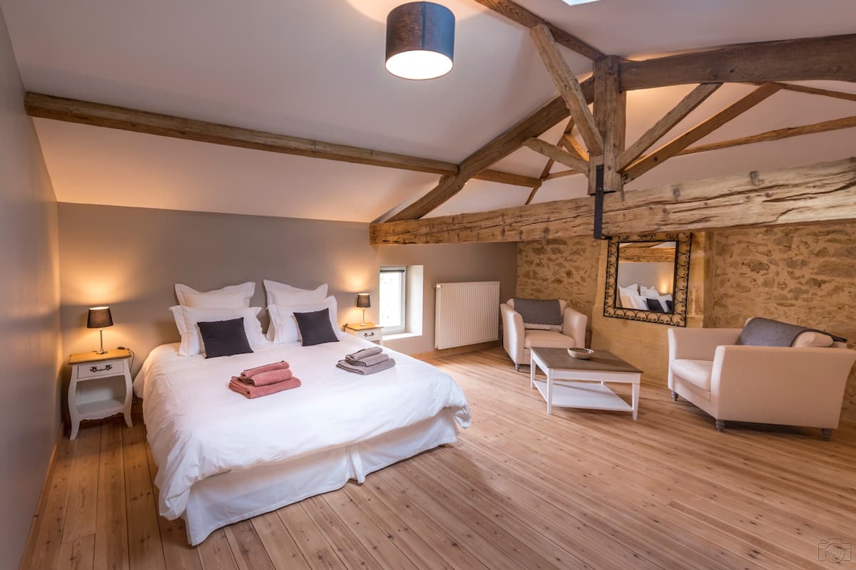 Comfort Double Room (La Bardanne) | Premium bedding, pillowtop beds, desk, laptop workspace