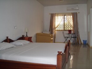 Standard Double or Twin Room | Desk, bed sheets - Hans Cottage Botel (Cape Coast)