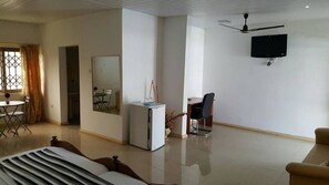 Suite familiar | Escritorio y ropa de cama 