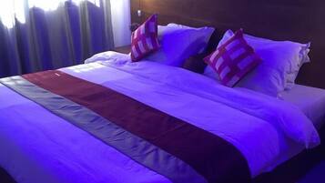 Suite estándar | Escritorio y ropa de cama