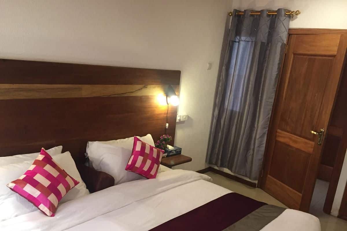 Habitación doble, 1 cama King size | Escritorio y ropa de cama