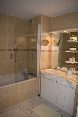 Badewanne, Haartrockner, Seife, Toilettenpapier