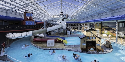 Luxury Condo 3BR 3BA - Waterpark Passes Included! One summer week left.
