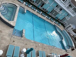 Ein großes Hallenbad mit mehreren Bahnen, Liegestühlen und einem Poolbereich mit Fliesen.