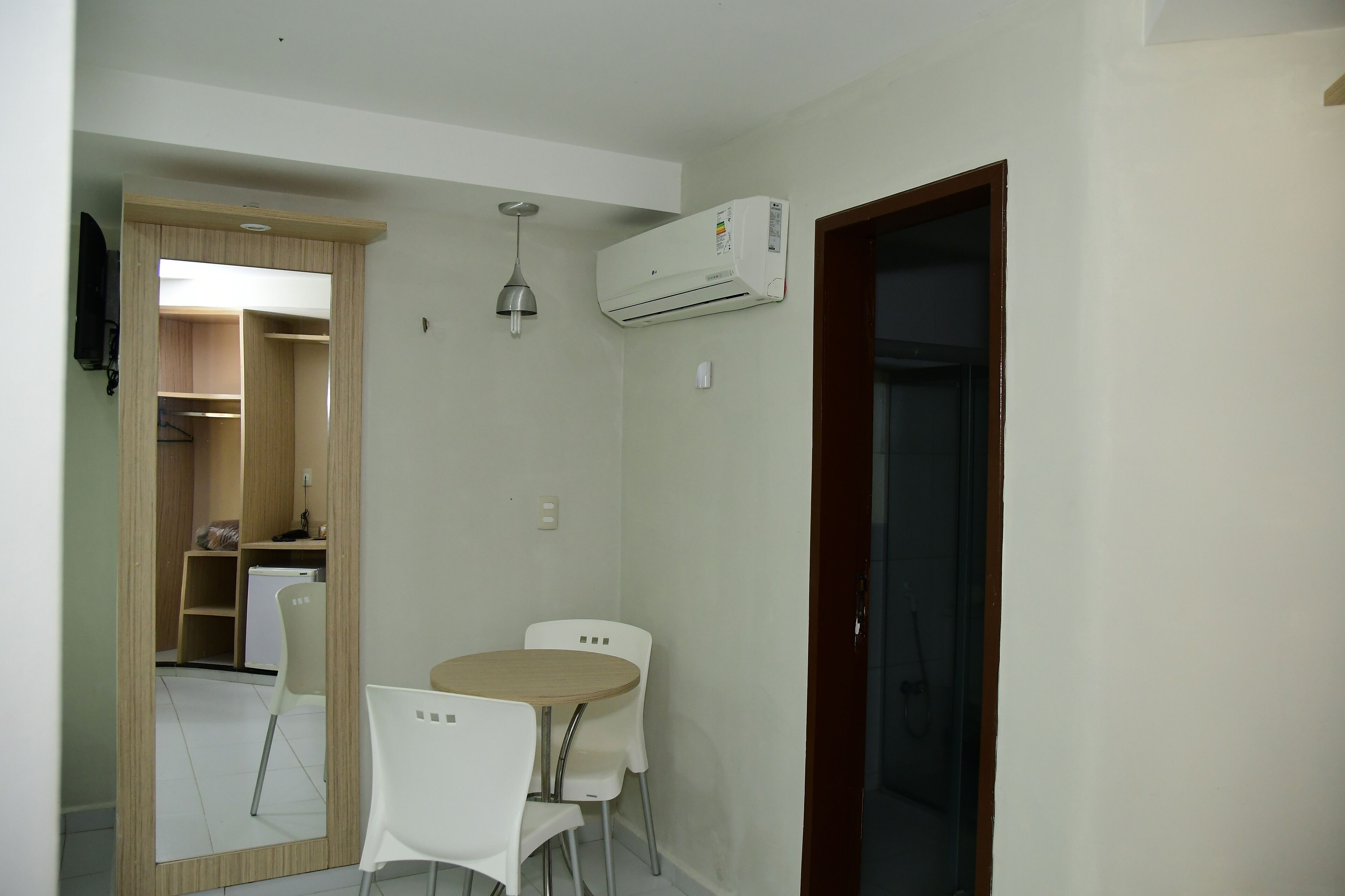 deluxe room | living area | flat-screen tv