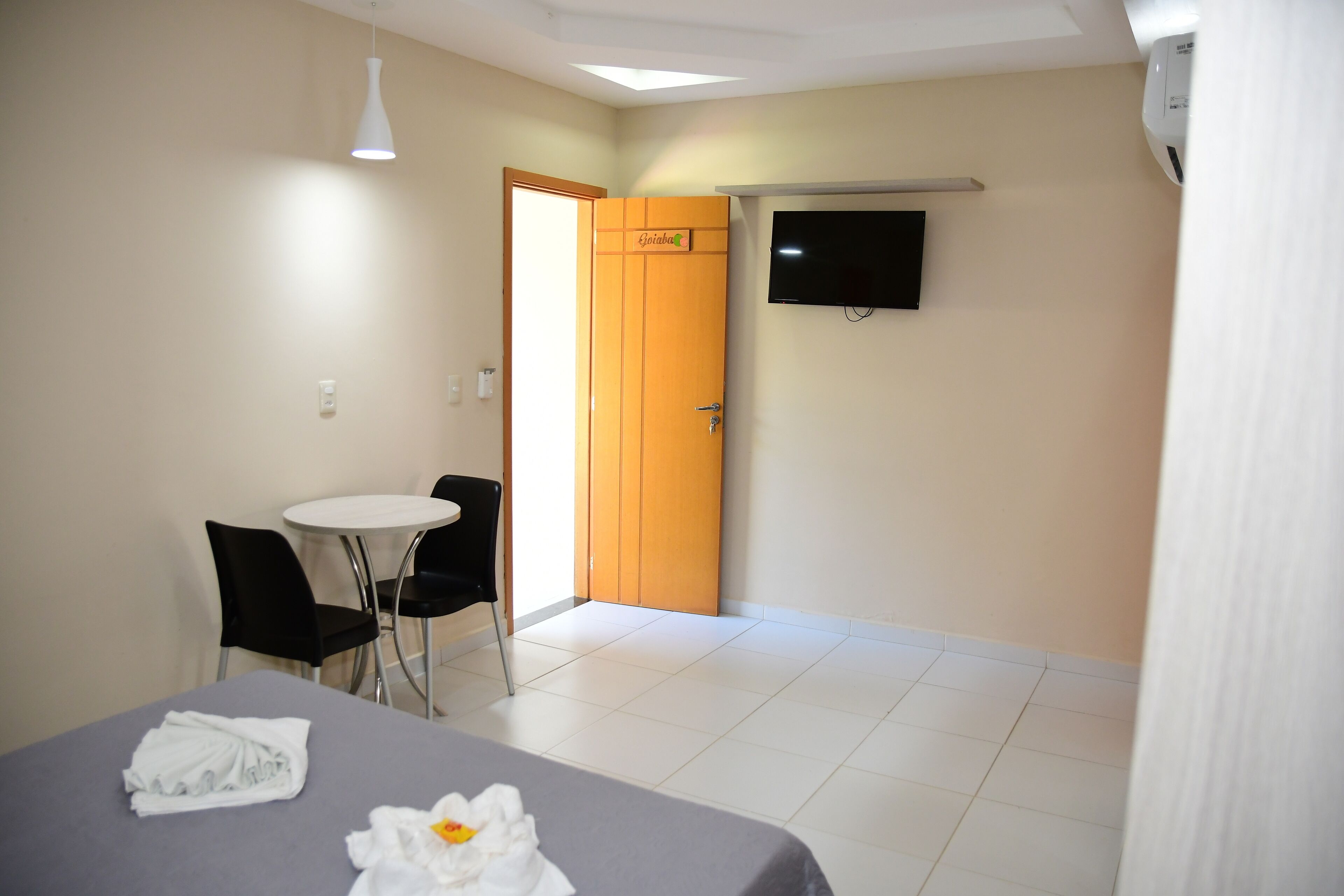 deluxe room | living area | flat-screen tv