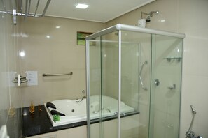 ห้องลักซ์ชัวรี่, อ่างน้ำวน | ห้องน้ำ | ฝักบัว, ไดร์เป่าผม (มีให้บริการตามคำขอ), ผ้าเช็ดตัว