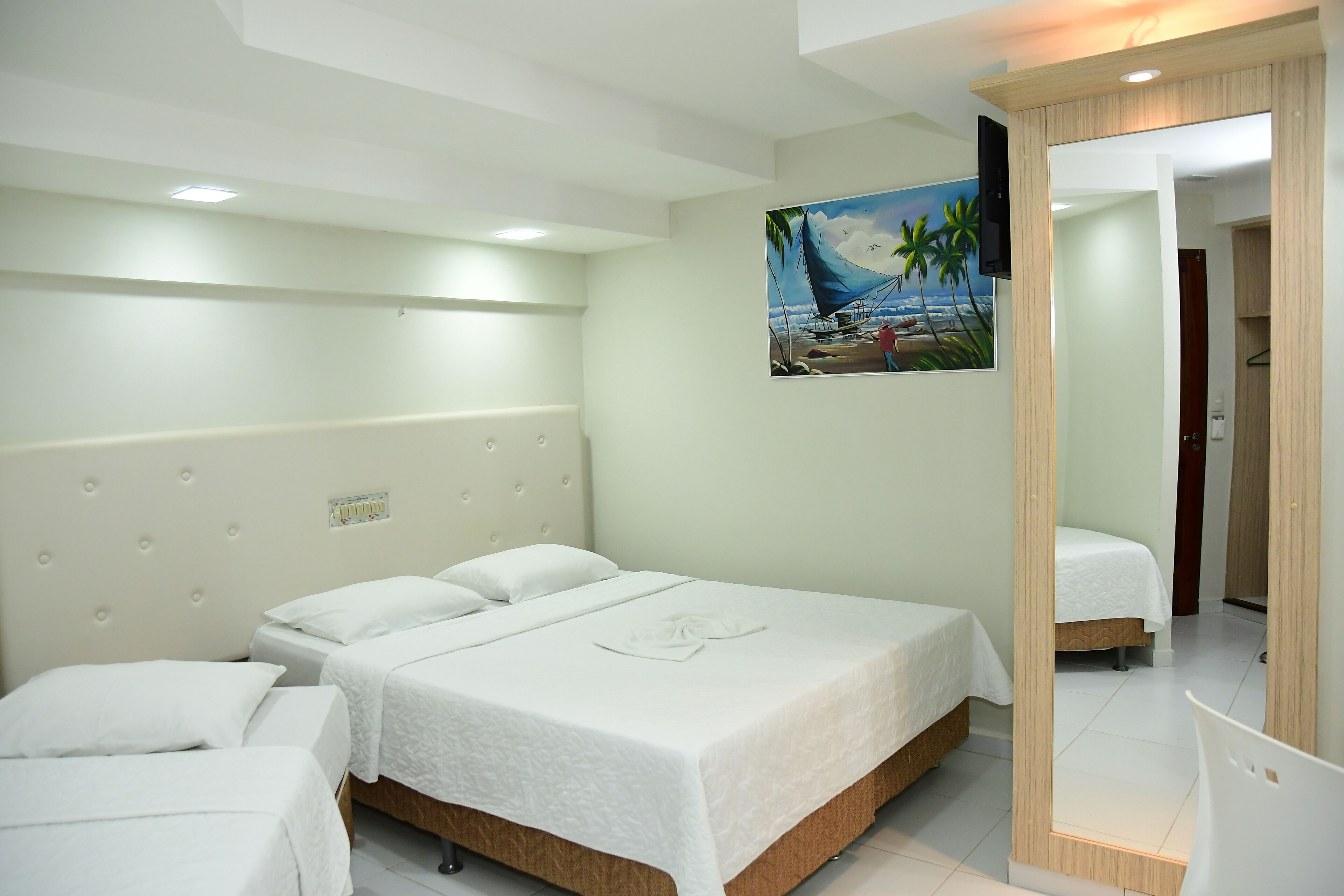 Quarto luxo | Frigobar, escrivaninha, cortinas blackout, Wi-Fi de cortesia