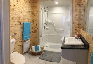 Bathroom | Combined shower/bathtub, deep-soaking bathtub, hair dryer, towels - Raleigh Rooms (Raleigh)