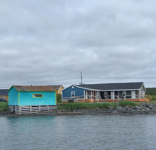 A row of waterfront cabins with a wooden dock in front. - Raleigh Rooms (Raleigh)