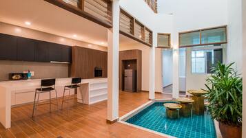 Full-size fridge, microwave, oven, stovetop