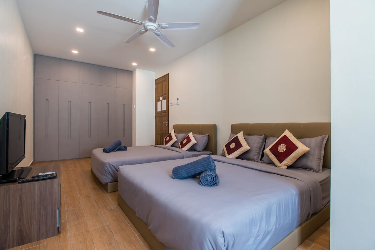Habitación familiar, varias camas, para no fumadores | Ropa de cama de alta calidad, edredón y cortinas blackout