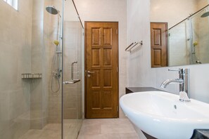 Superior Double or Twin Room, Multiple Beds, Non Smoking | Bathroom | Shower, rainfall showerhead, free toiletries, hair dryer