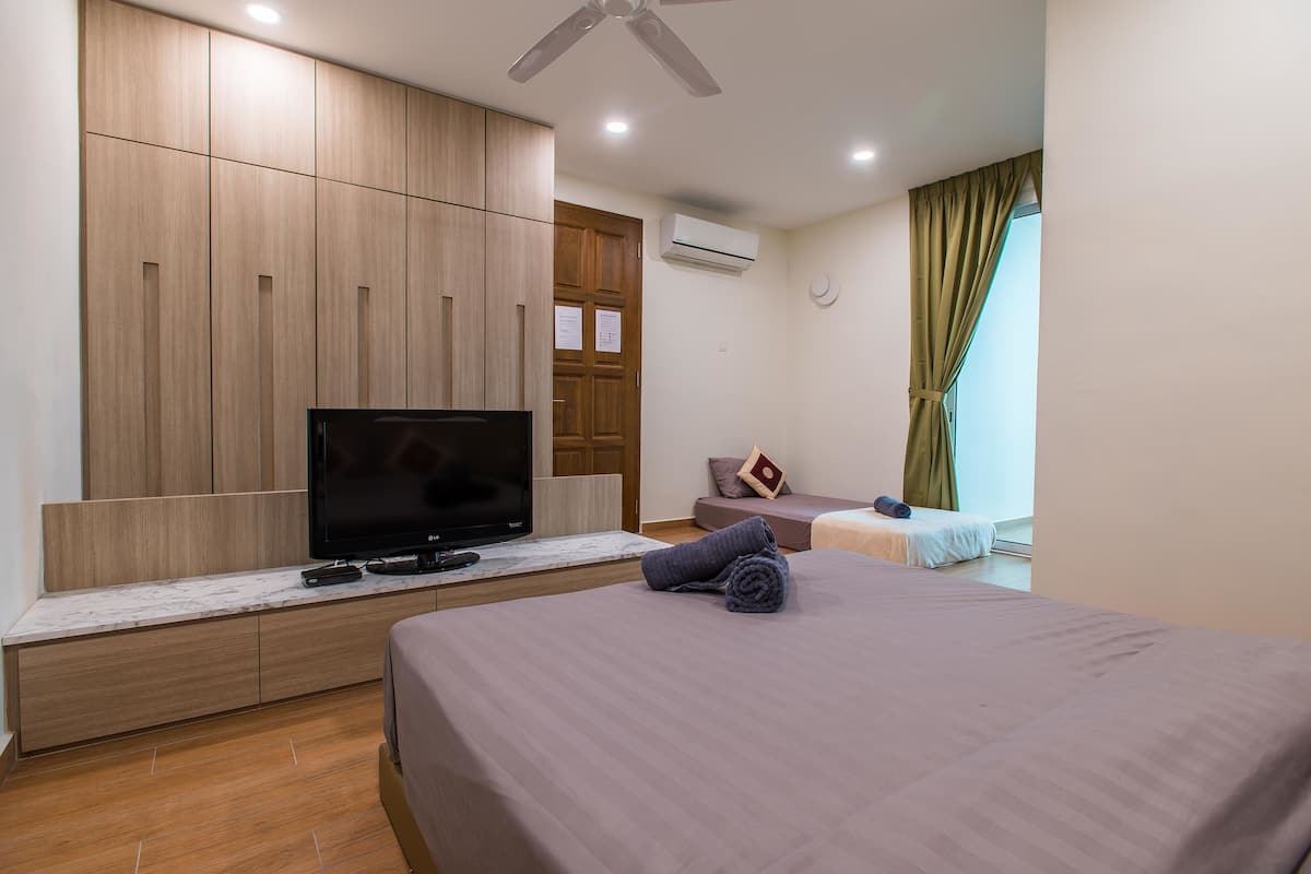 Habitación estándar con 1 cama matrimonial o 2 individuales, varias camas, para no fumadores | Ropa de cama de alta calidad, edredón y cortinas blackout