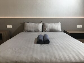 Quarto casal ou duplo superior, várias camas, para não fumantes | Roupas de cama premium, edredons de pluma, cortinas blackout