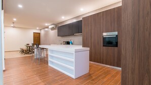 Full-size fridge, microwave, oven, stovetop - Heritage Georgetown Retreats (George Town)