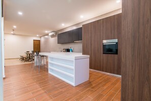 Geladeira grande, micro-ondas, fogão, cooktop