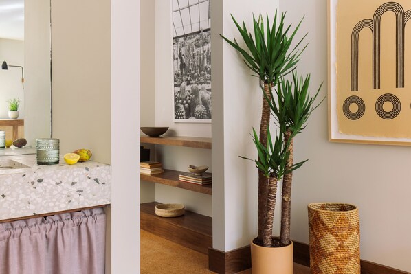 Premium bedding, minibar, in-room safe, laptop workspace - Silver Lake Pool & Inn (Los Angeles)