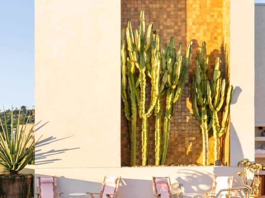 Kolam renang outdoor, dengan payung kolam renang dan kursi berjemur