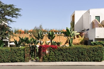 Hotel exterior and entrance at Silver Lake Pool & Inn