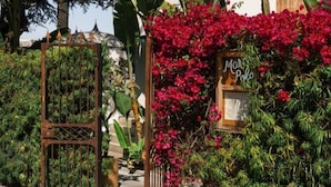A gated entrance with lush greenery and a sign reading 'MOR PALO'. - Silver Lake Pool & Inn (Los Angeles)