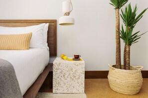 Premium bedding, minibar, in-room safe, laptop workspace - Silver Lake Pool & Inn (Los Angeles)