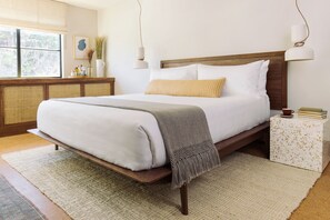 Premium bedding, minibar, in-room safe, laptop workspace - Silver Lake Pool & Inn (Los Angeles)