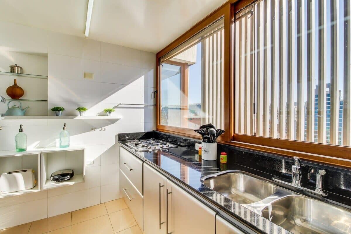 Geladeira, micro-ondas, fogão, cooktop