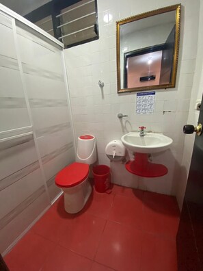 Standard Room | Bathroom | Shower, towels - Hostal El Exito (Santa Marta)