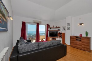 Smart TV, video games, DVD player, foosball - Villa Makar with  infinity heated pool,gym,grill, 3 bedrooms,3 bathrooms (Dalmatia)