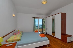 3 bedrooms, in-room safe, iron/ironing board, travel crib - Villa Makar with  infinity heated pool,gym,grill, 3 bedrooms,3 bathrooms (Dalmatia)