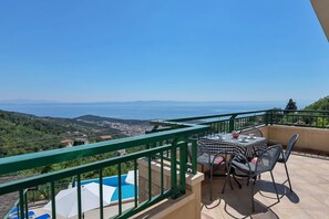 Outdoor dining - Villa Makar with  infinity heated pool,gym,grill, 3 bedrooms,3 bathrooms (Dalmatia)