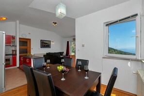 Dining - Villa Makar with  infinity heated pool,gym,grill, 3 bedrooms,3 bathrooms (Dalmatia)