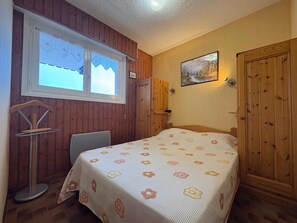 3 bedrooms, iron/ironing board, travel crib, internet