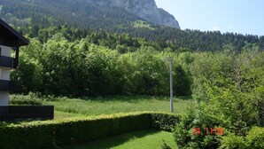Un paysage de montagne avec un bâtiment au premier plan.