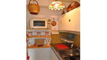 Frigorifero, forno, piano cottura, macchina per tè/caffè