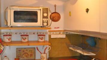 Kühlschrank, Ofen, Herdplatte, Wasserkocher mit Kaffee-/Teezubehör