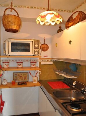 Refrigerador, horno, parrilla de estufa y cafetera y tetera