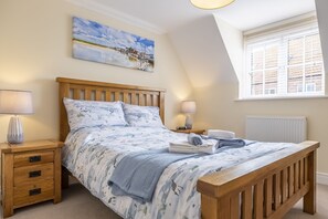 2 bedrooms, iron/ironing board, travel cot, Internet - The Coach House (W), Wells-next-the-Sea, Norfolk (19 Ashburton Close)