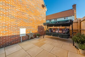 Terrace/patio - The Coach House (W), Wells-next-the-Sea, Norfolk (19 Ashburton Close)